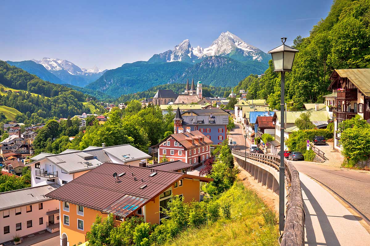 Blick auf Berchtesgaden vor Alpenpanorama