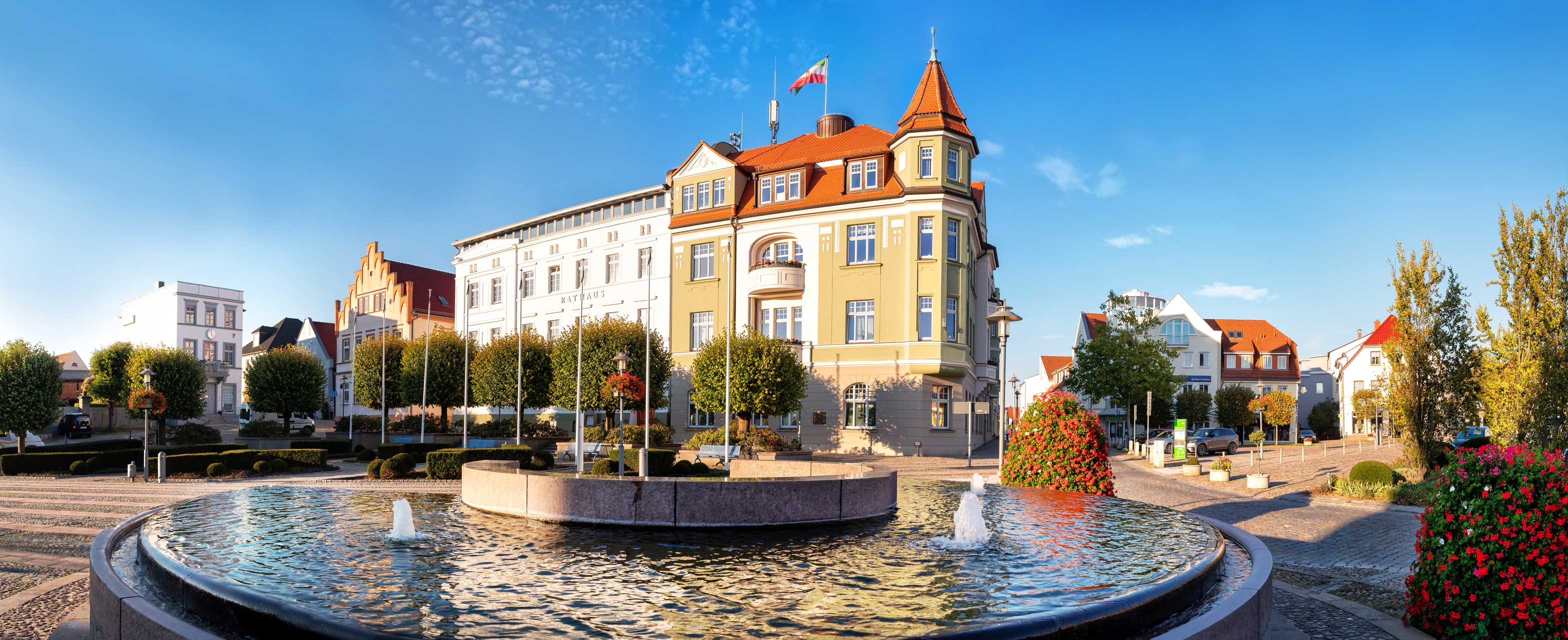 Rathaus mit Brunnen in Bergen