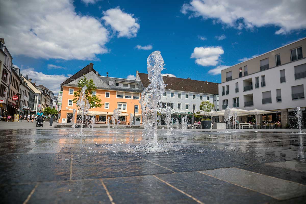 Platz mit Springbrunnen in Bitburg