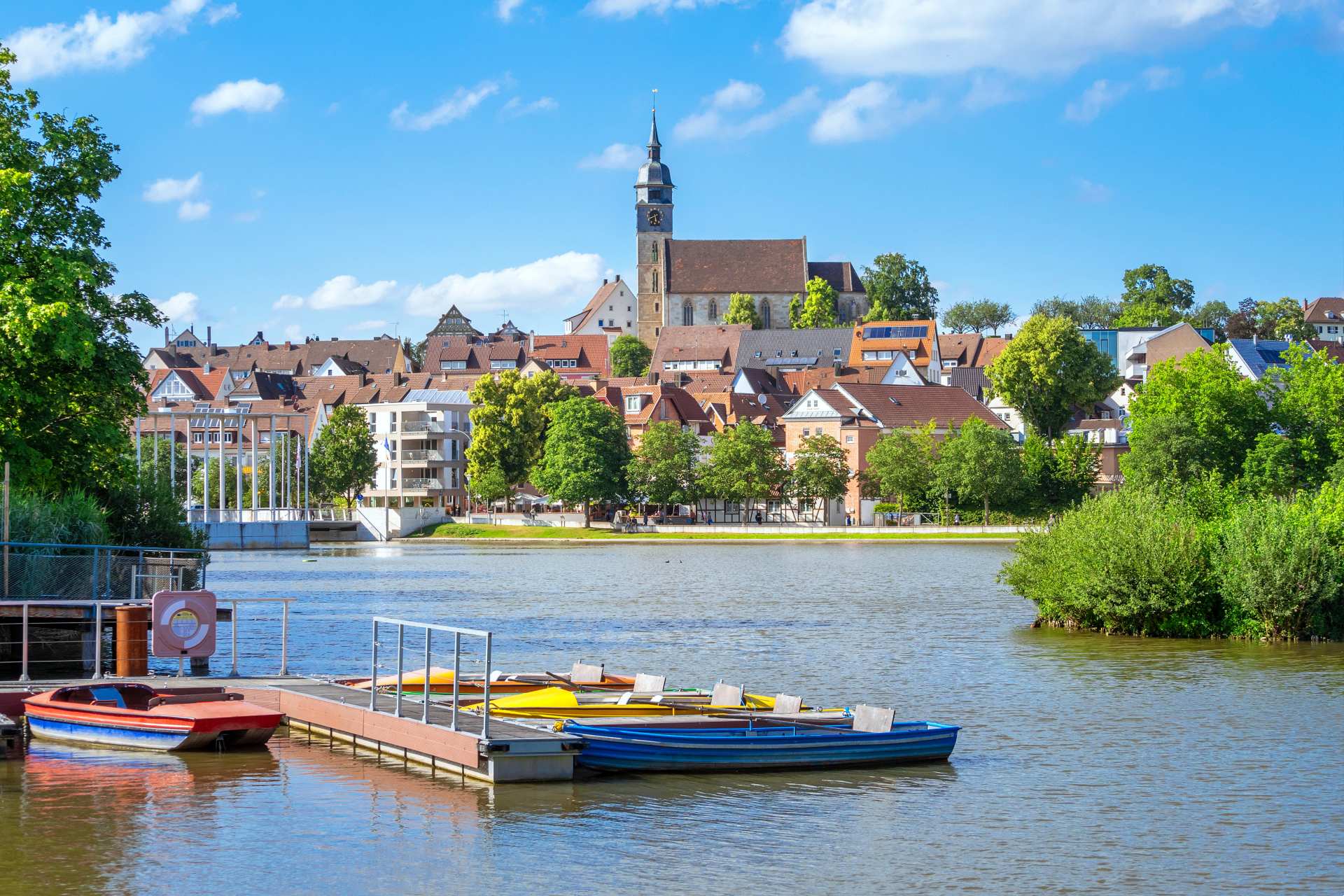 See mit Blick auf die Stadt und Kirche von Böblingen