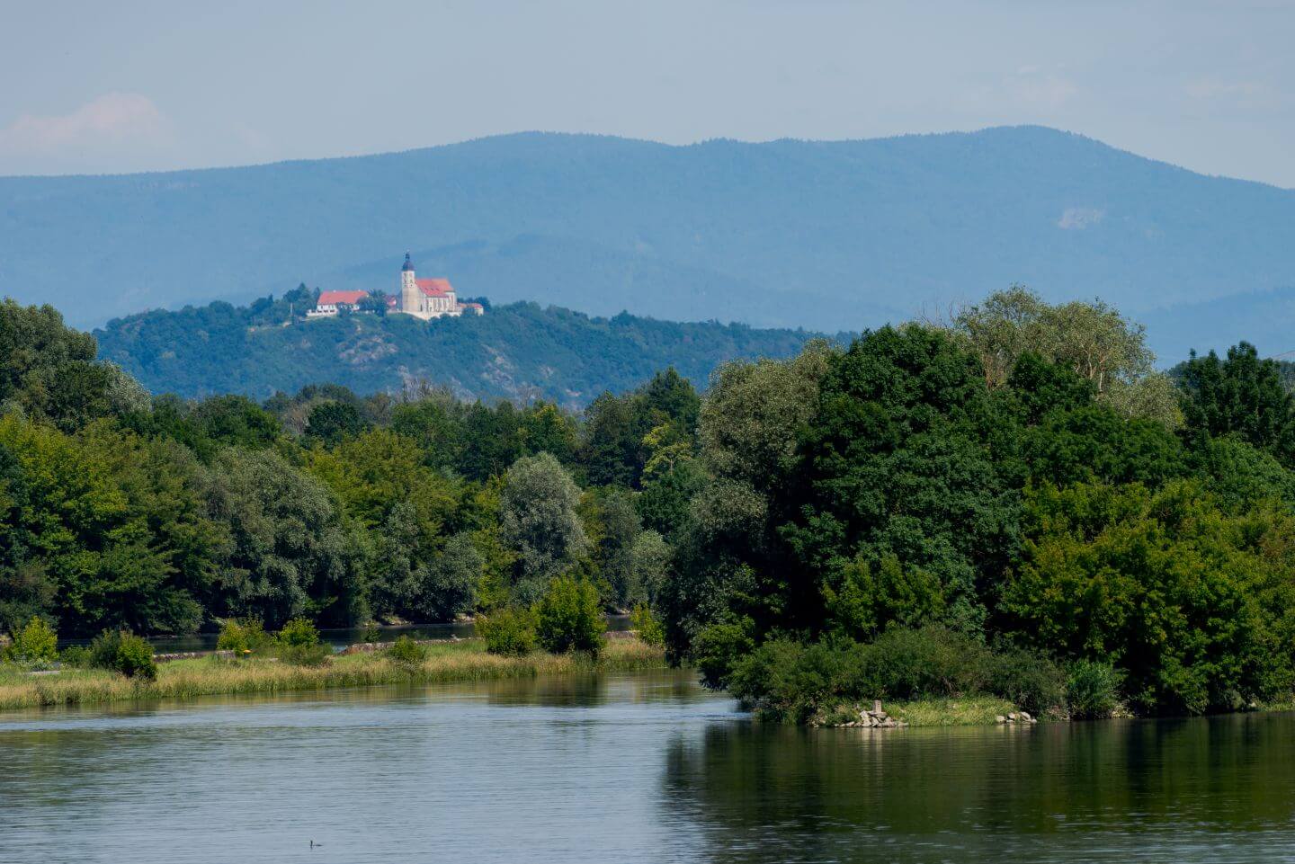 Blick auf die Pfarrei Bogenberg