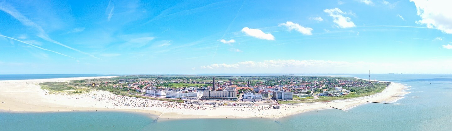 Treppenlift-Beratung in Borkum und Umgebung Luftaufnahme von der Insel Borkum bei Sonnenschein