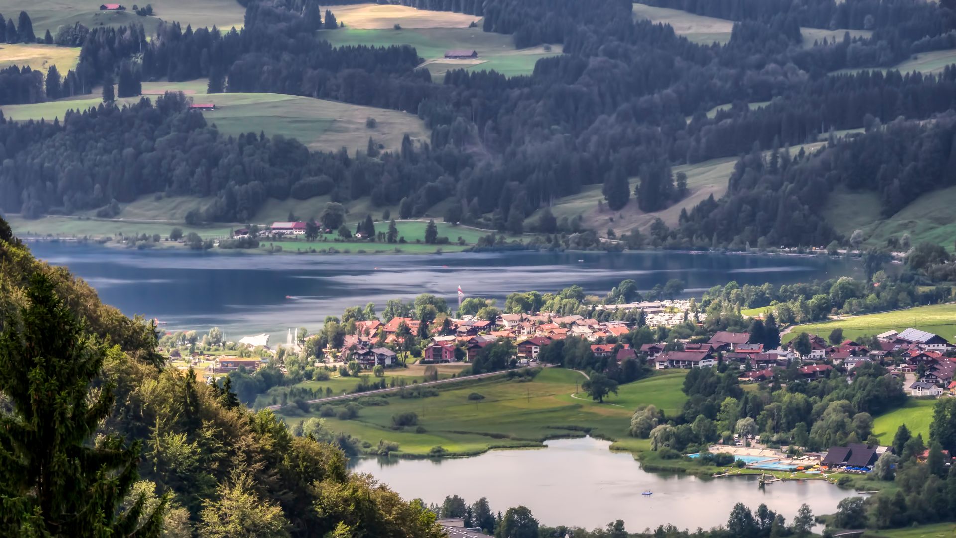 Blick vom Mittagberg zum großen und kleinen Alpsee und Bühl