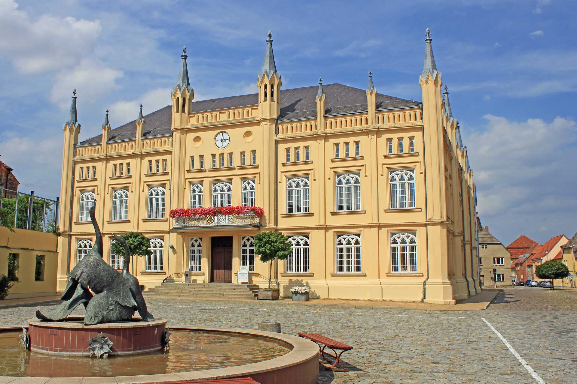Treppenlift-Beratung für ganz Bützow Gänsebrunnen vor Rathaus in Bützow