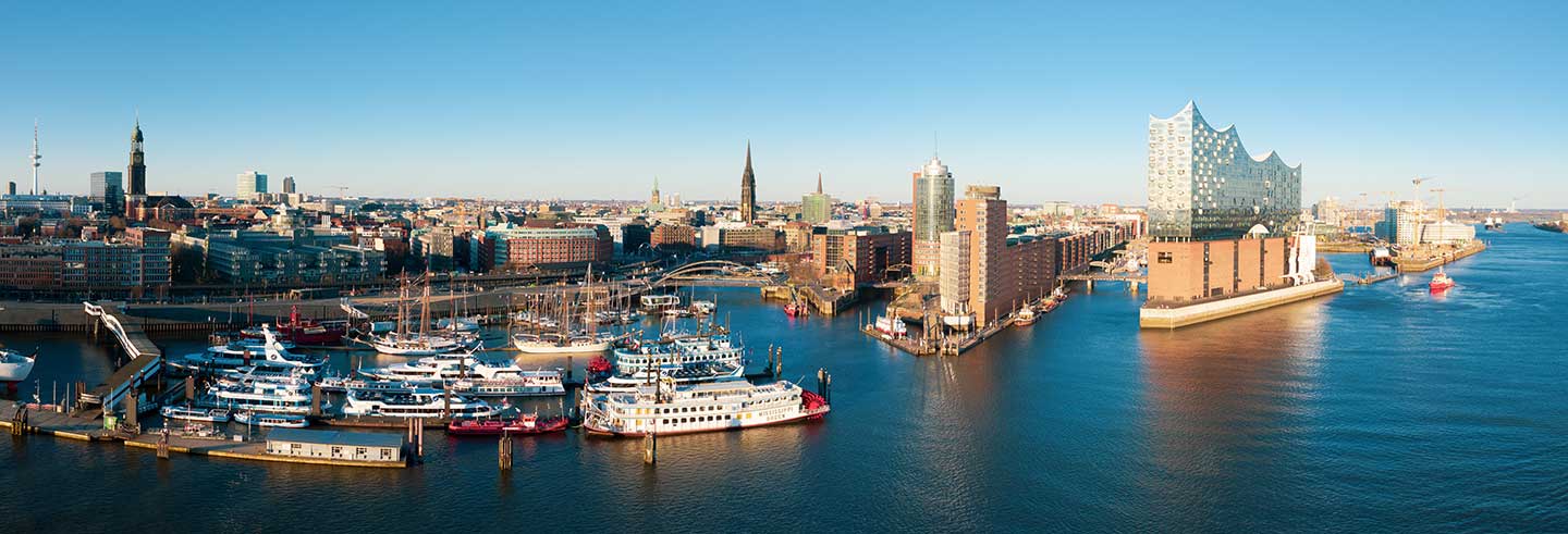 Blick auf den Hamburger Hafen mit Elbphilharmonie