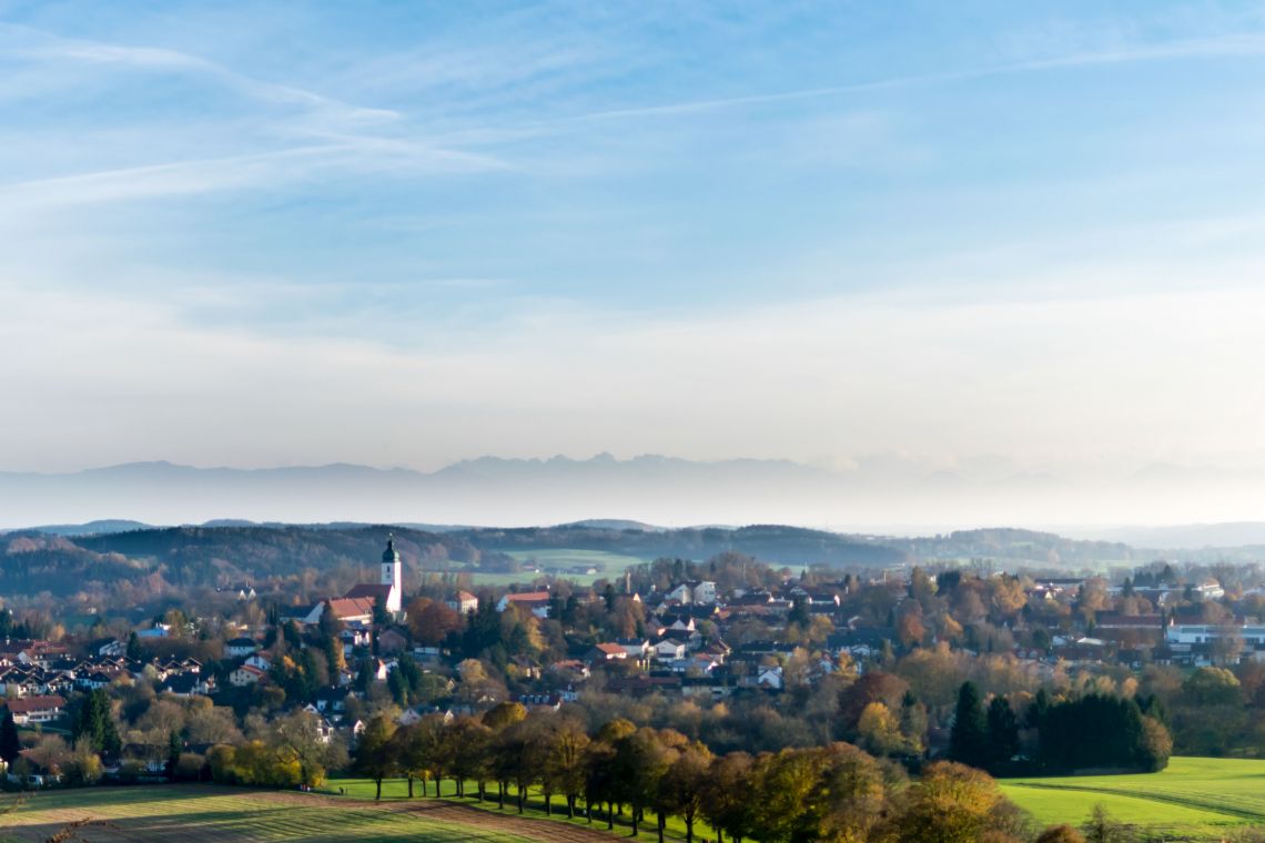 Blick über Ebersberg zu den Alpen