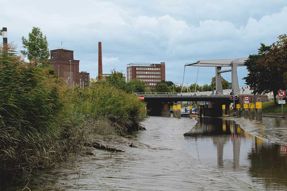 Brücke über ein Gewässer in Elmshorn