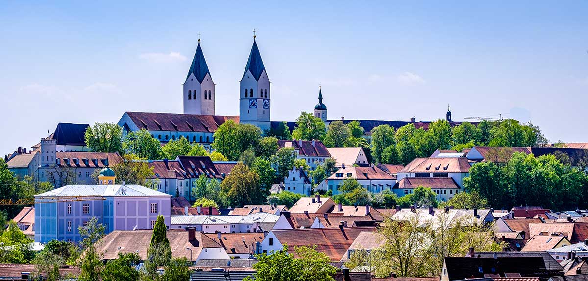 Blick auf Kirche und Dächer von Freising