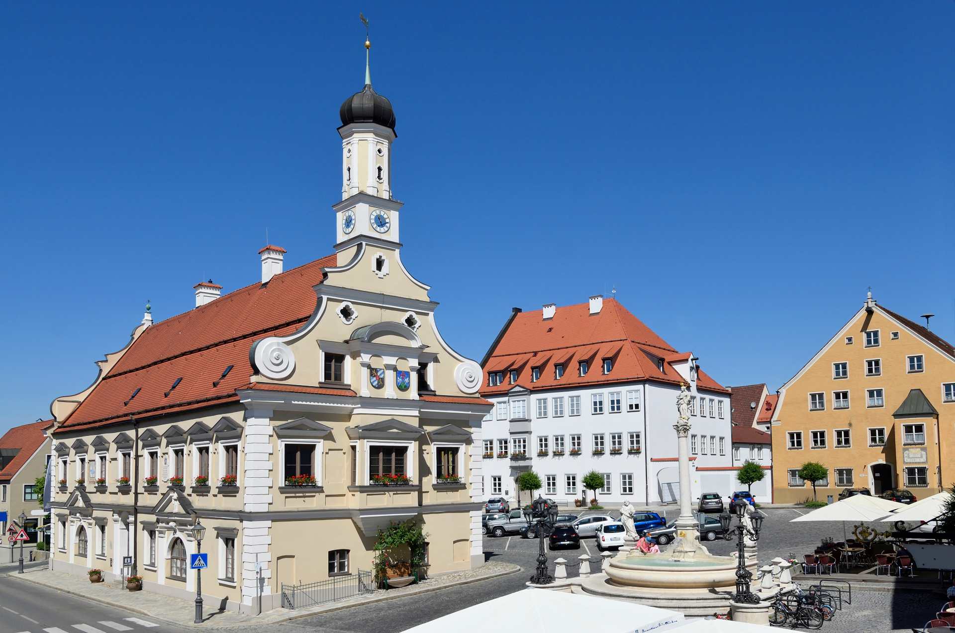 Rathaus und Marienplatz in Friedberg