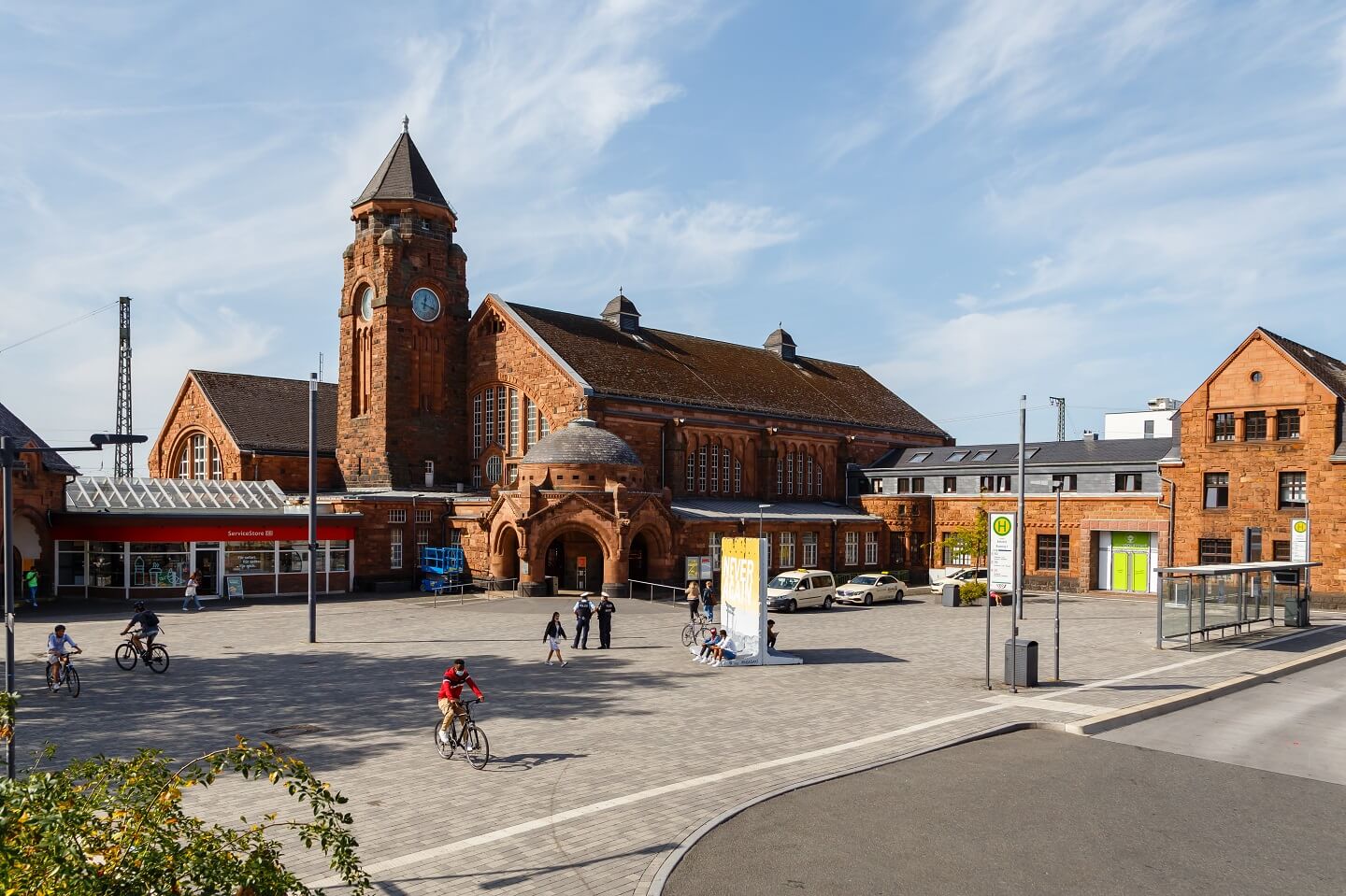Bahnhof mit Vorplatz in Gießen