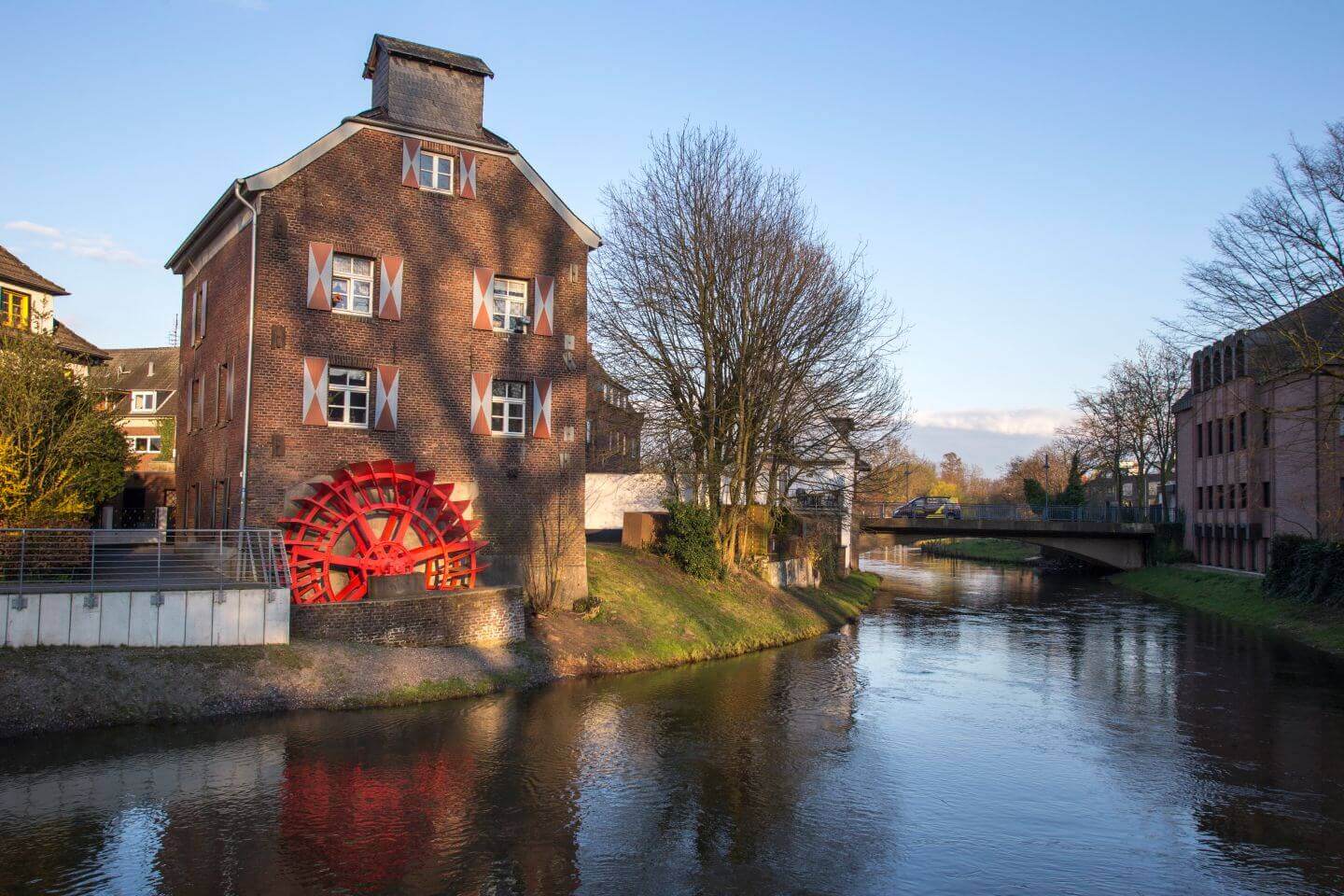 Backsteinhaus mit Wassermühle in Goch