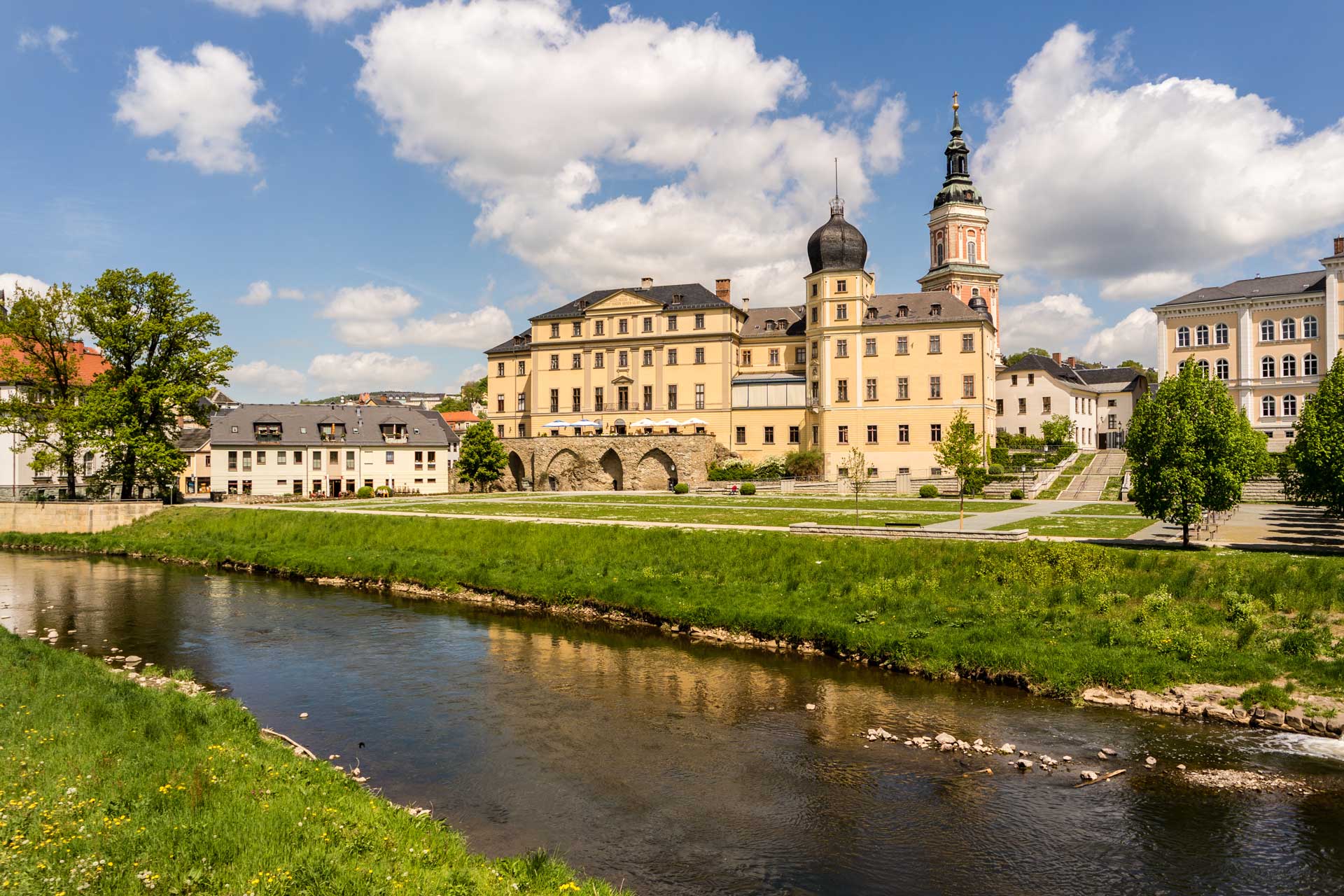 Weiße Elster mit unterem Schloss in Greiz