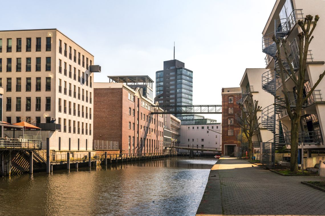 Blick auf Bürogebäude am Hafen in Harburg