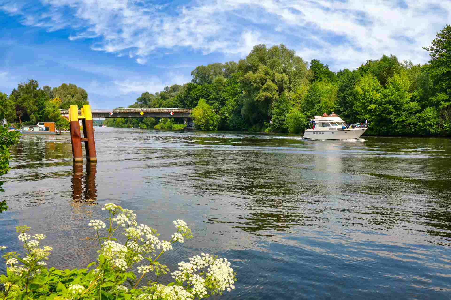 Brücke und Schiff auf der Havel bei Henningsdorf