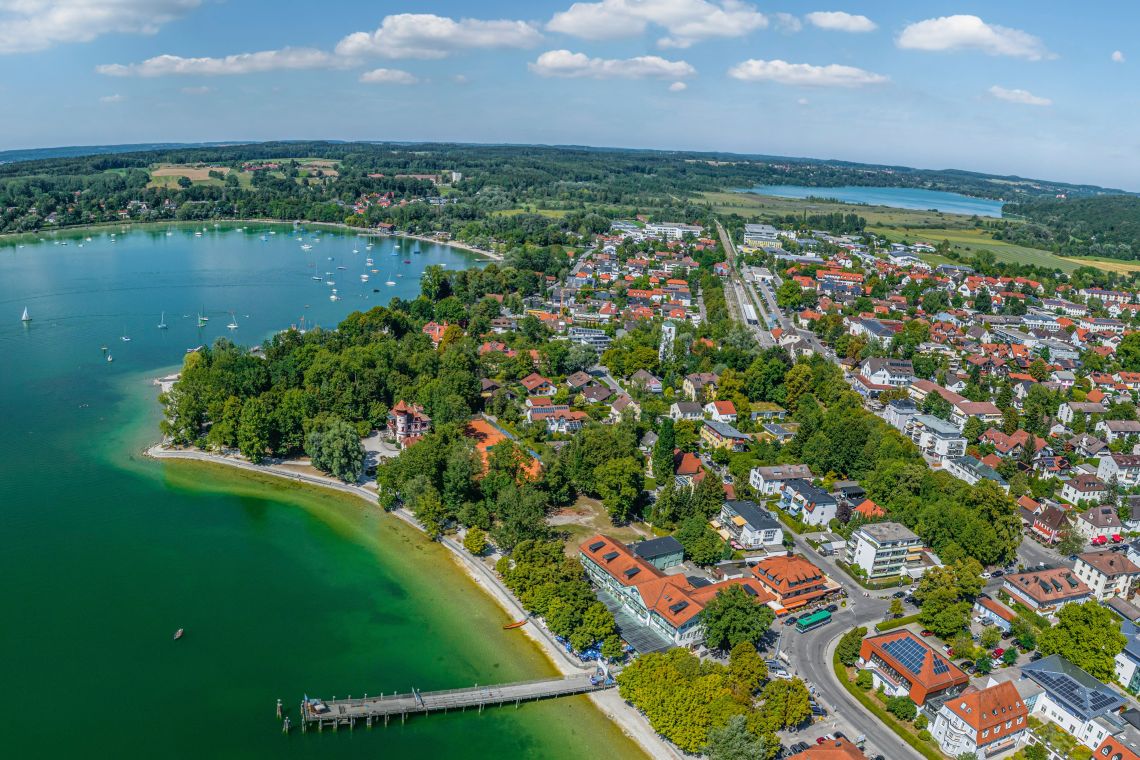 Panoramablick über den Kurpark von Herrsching am Ammersee nach Norden