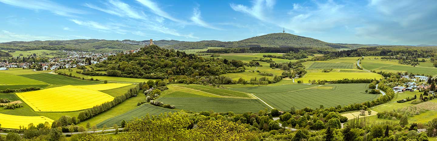 Panoramablick auf Hessen mit Hügeln und Wäldern
