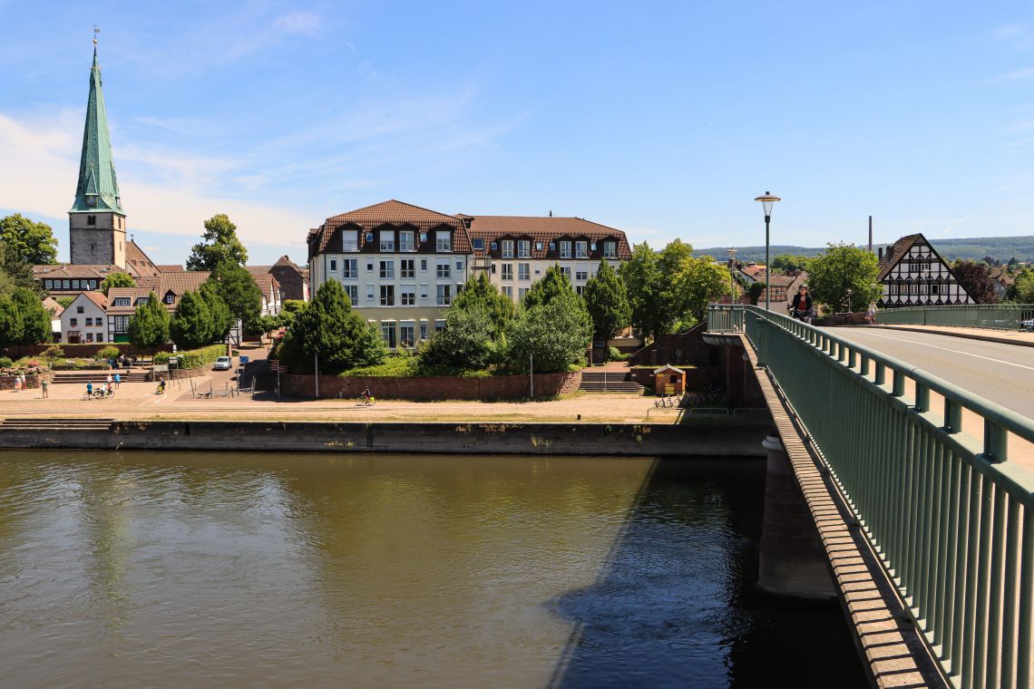 Weserkai und Lutherkirche von der Weserbrücke in Holzminden