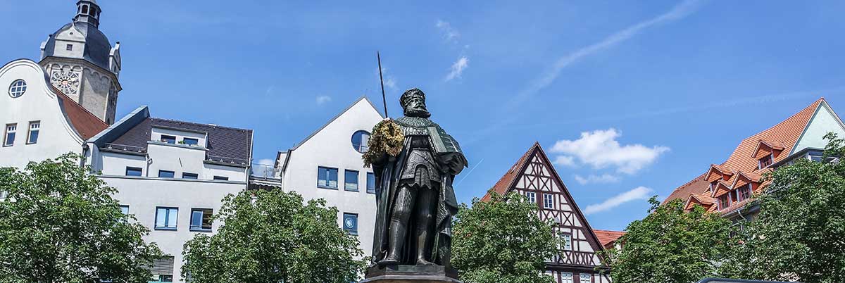 Statue und historische Gebäude in Jena