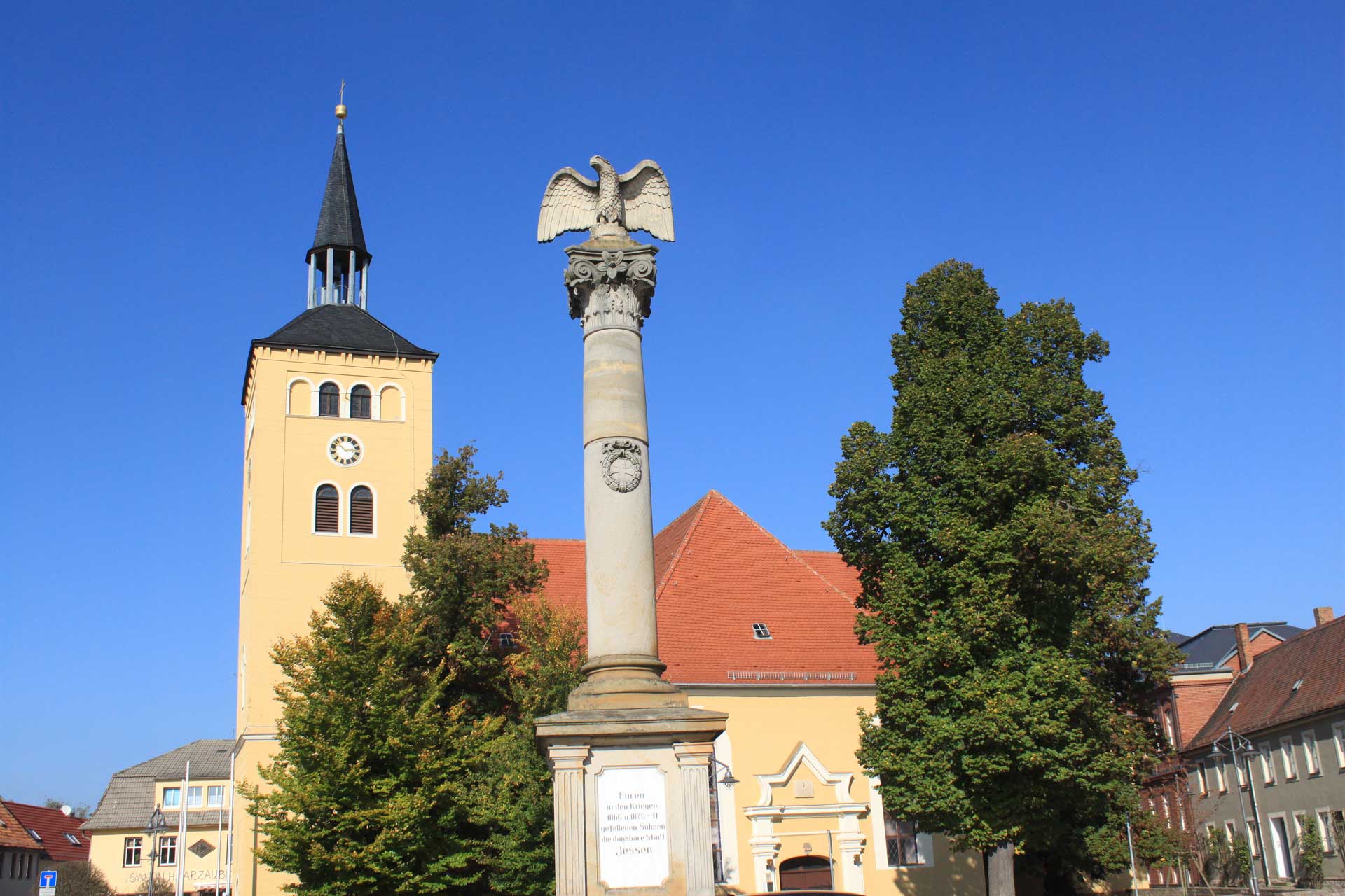 Markt mit Nicolaikirche und Kriegerdenkmal in Jessen/ Elster
