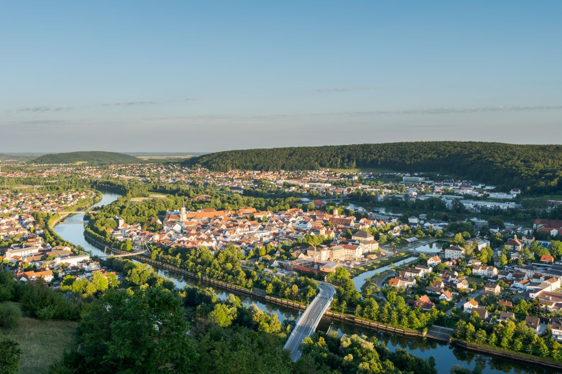 Aussicht über Kelheim und Saal an der Donau von Ihrlerstein aus