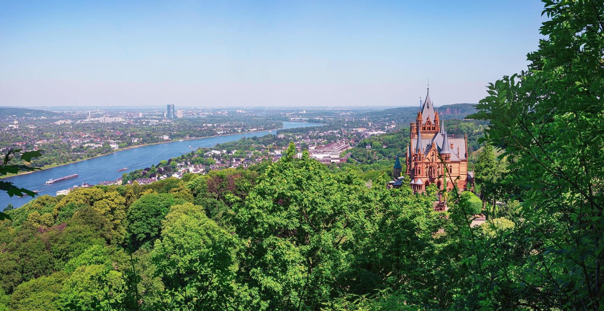 Burg bei Königswinter mit Aussicht auf den Rhein