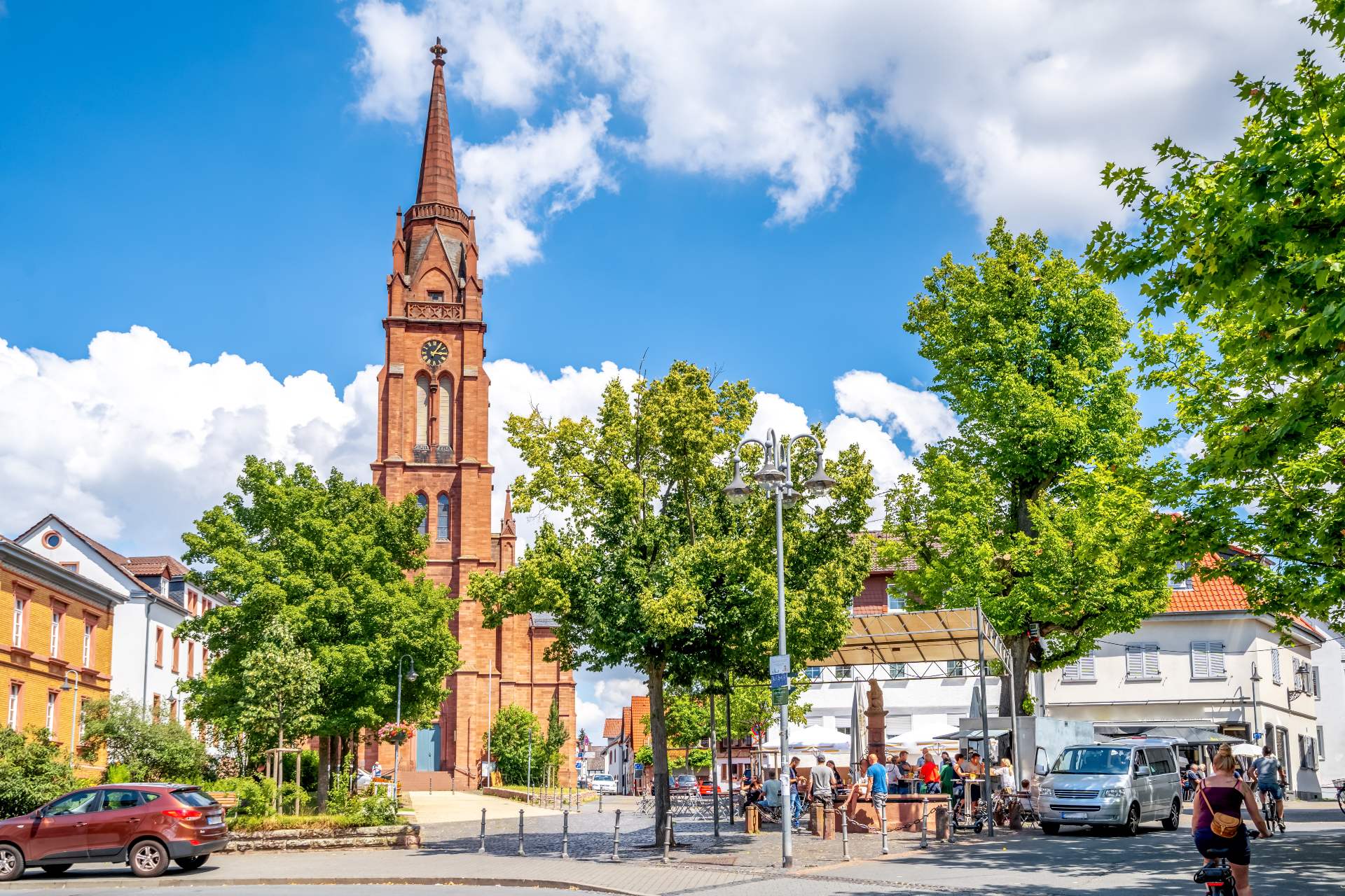 Kirche und Marktplatz in Langen