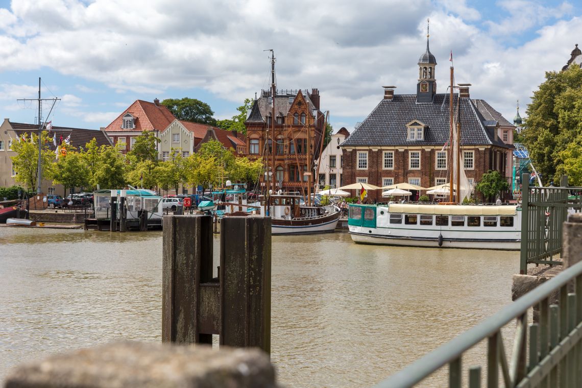 Blick auf die Innenstadt mit Hafen von Leer