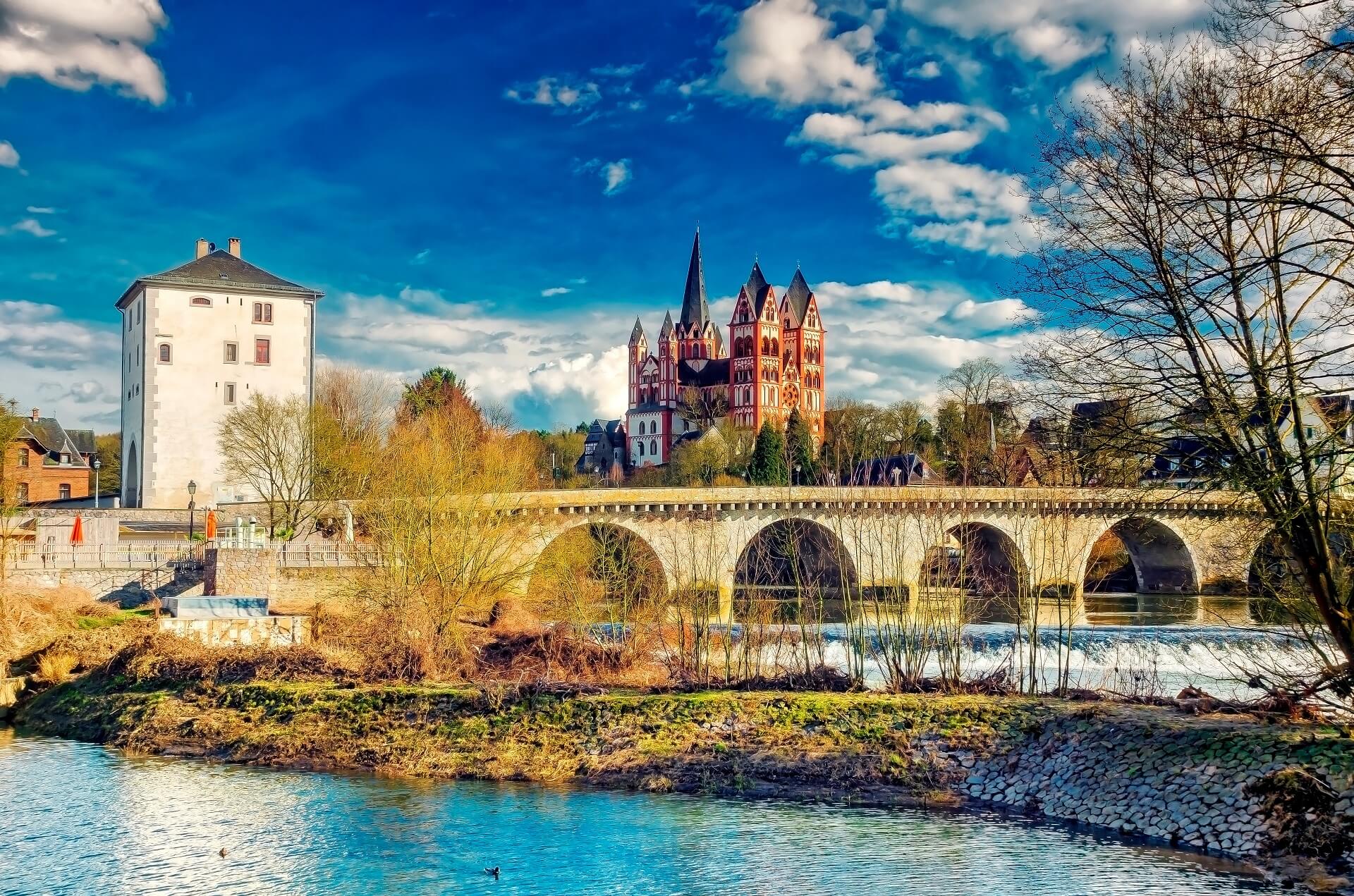 Blick auf Limburg mit Brücke über die Lahn