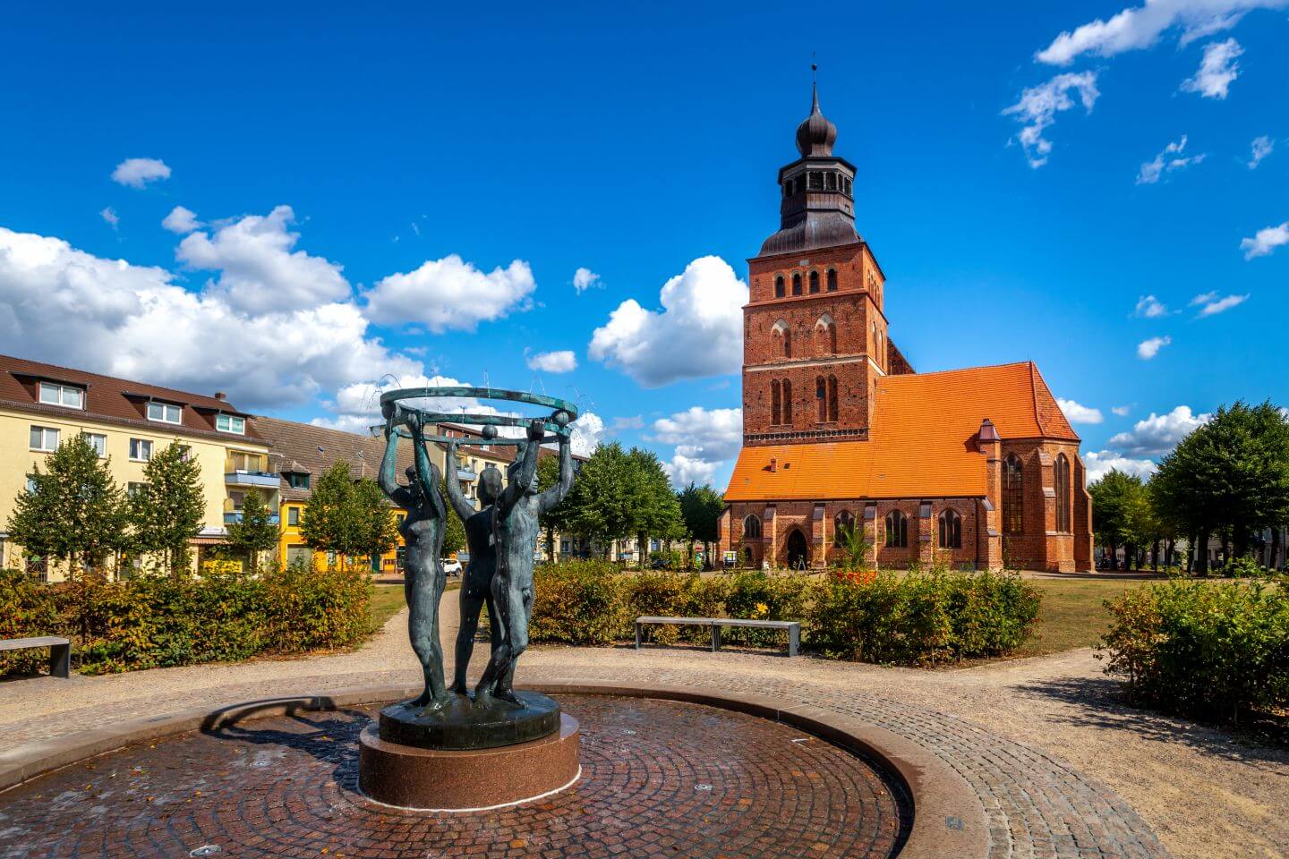 Blick auf Sankt Johannis Kirche und Brunnen in Malchin