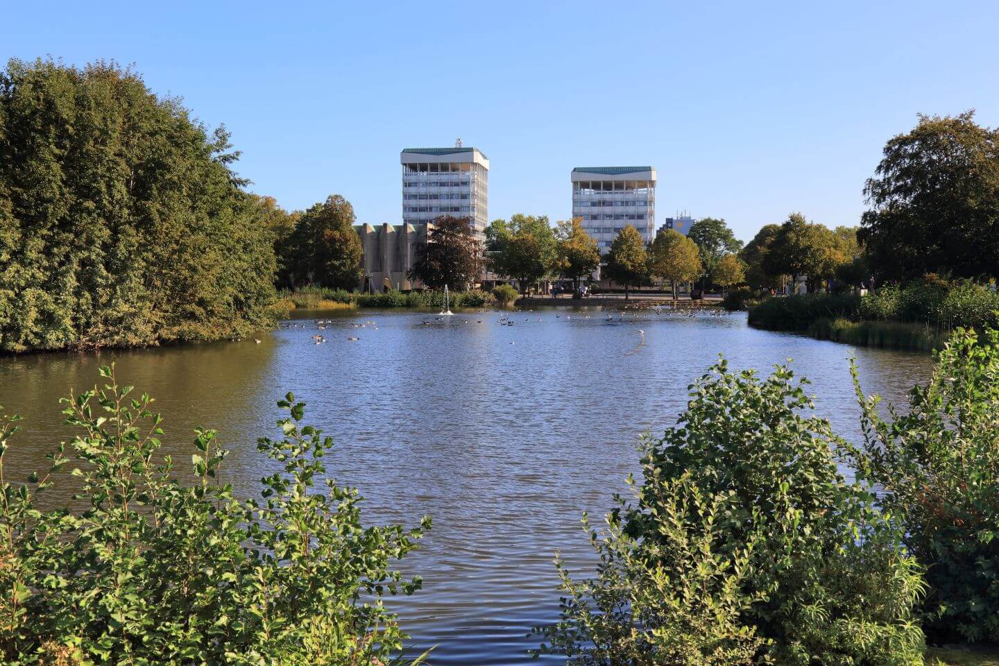 Blick auf den City-See und das Rathaus in Marl