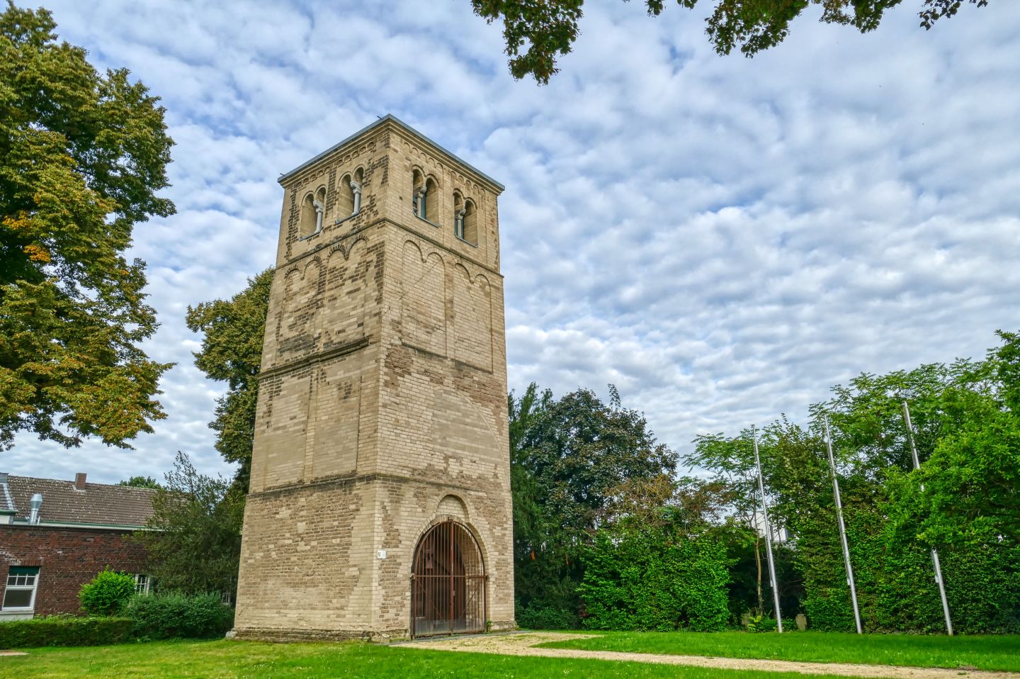 Historischer Kirchturm in Meerbusch Büderich