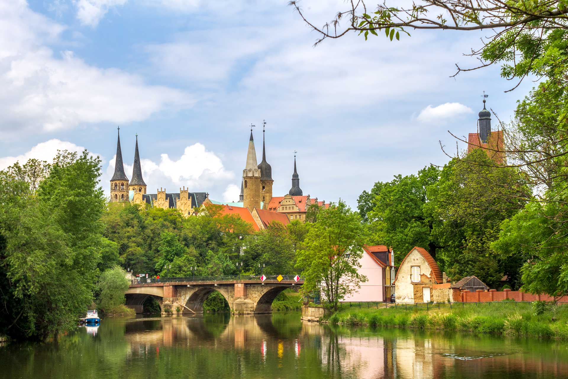 Teich und Turmspitzen in Merseburg