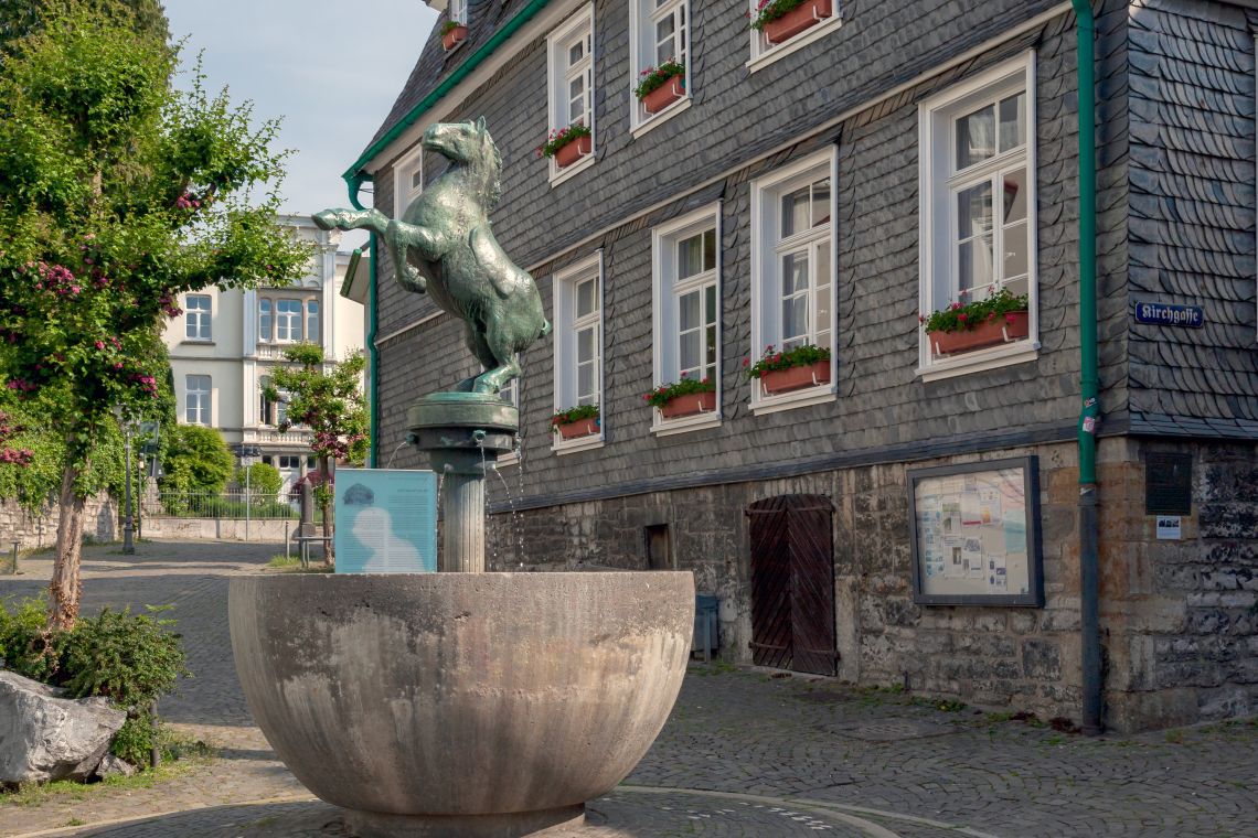 Pferdebrunnen vor dem Heimatmuseum in Oberstadt Mettmann