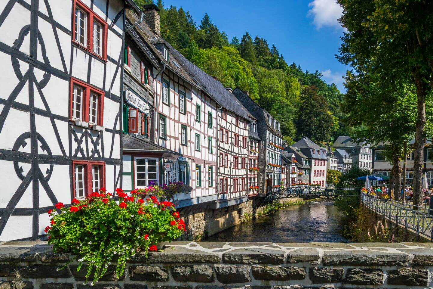 Blick auf alte Fachwerkhäuser und Bach in Monschau