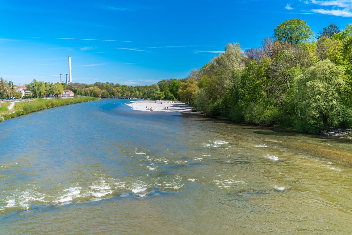 Isar bei München Thalkirchen mit Kiesbank und Heizkraftwerk Süd im Hintergrund