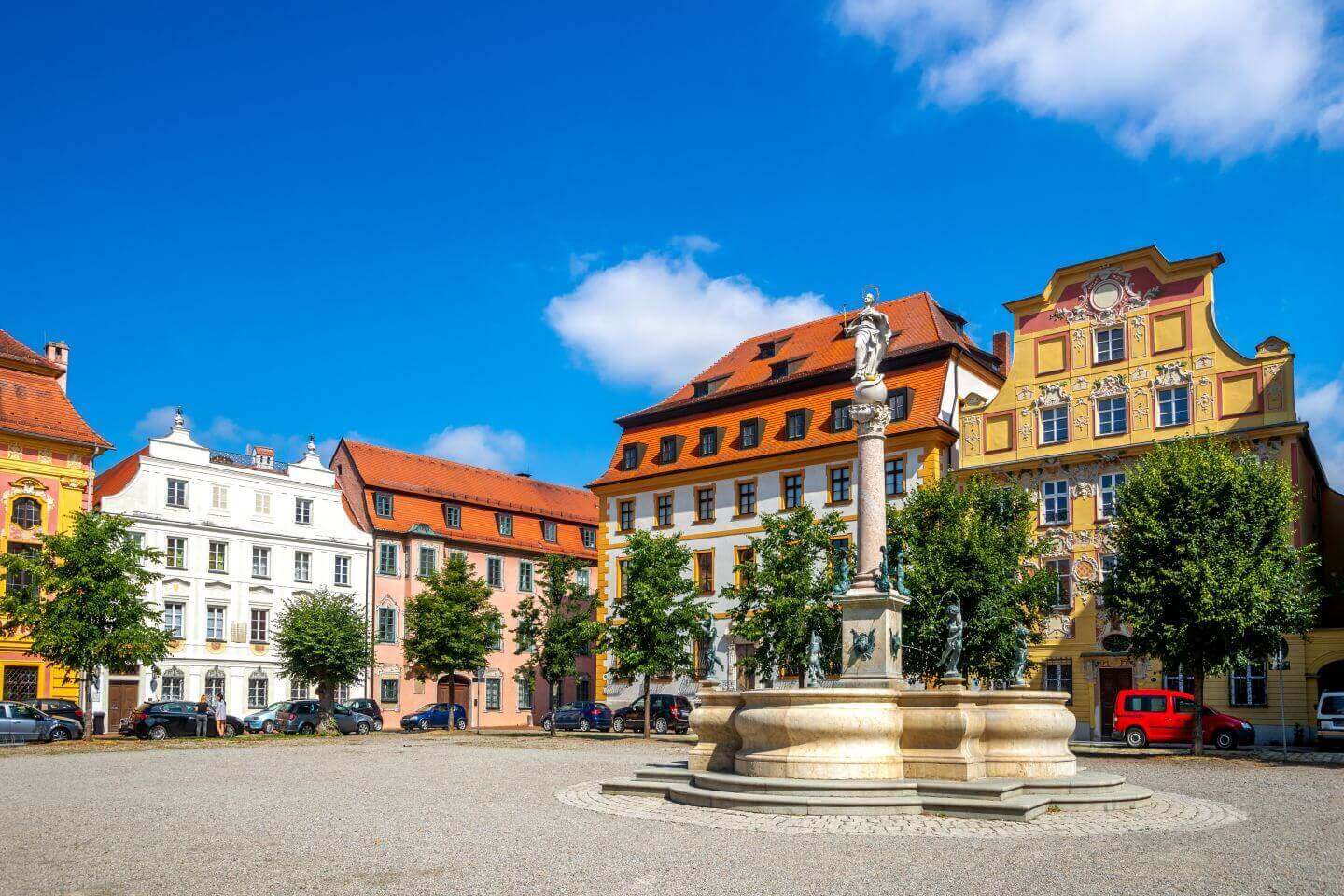 Karlsplatz mit Brunnen in Neuburg an der Donau