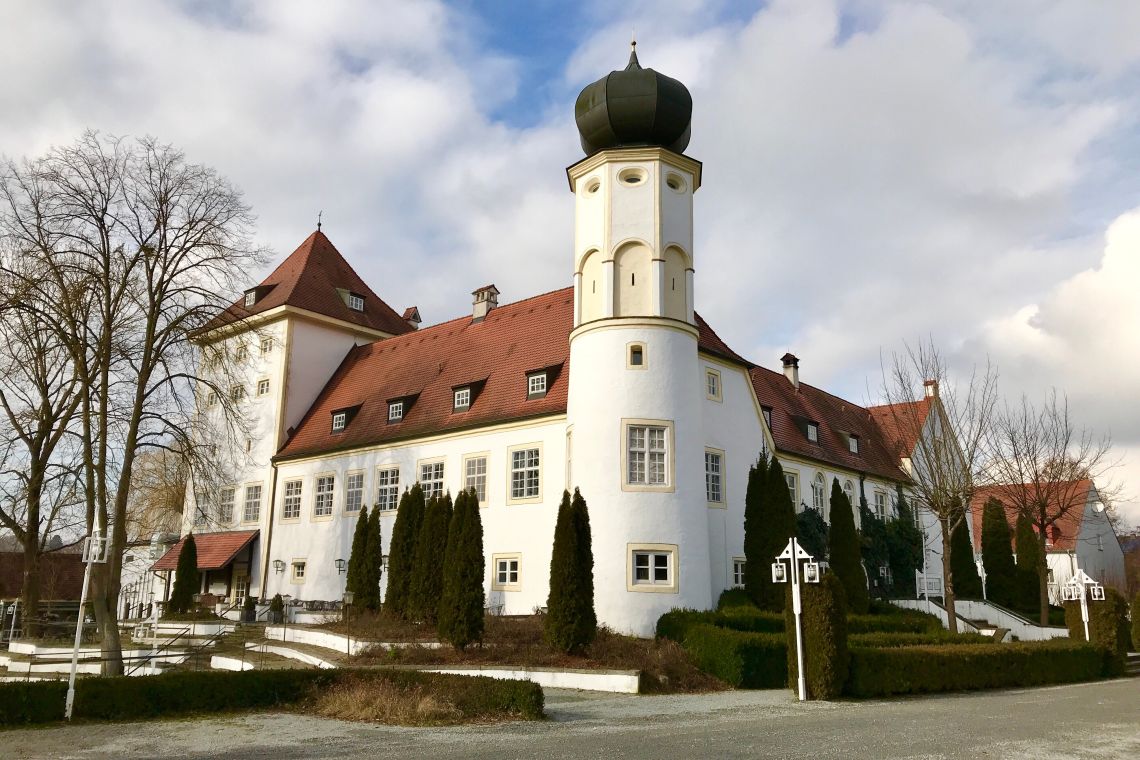 Blick auf das Schlosshotel in Neufahrn