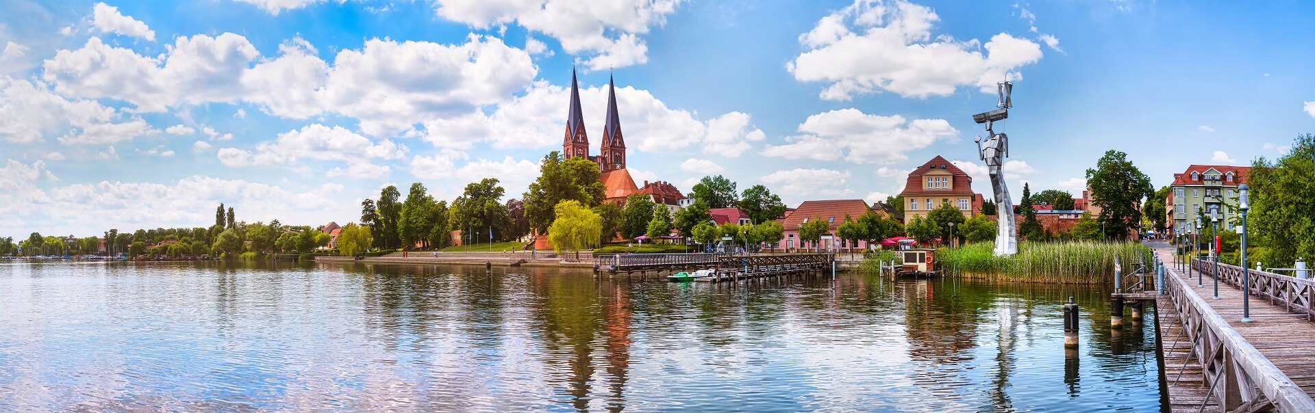 Treppenlift-Beratung für ganz Neuruppin und Umgebung Blick auf Kirche und Uferbereich in Neuruppin
