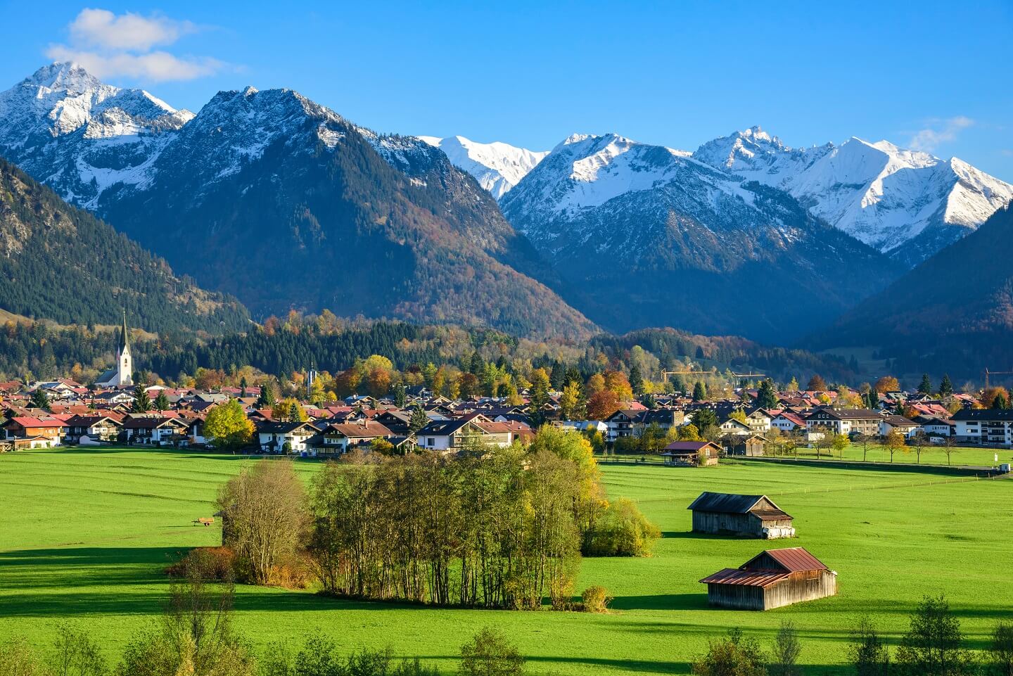 Oberstdorf im Sonnenschein vor Bergpanorama