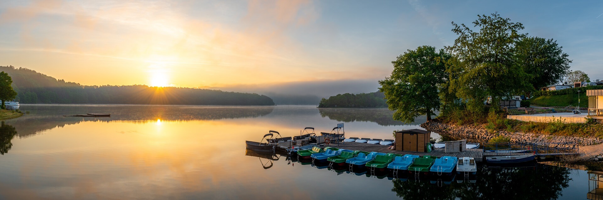 Blick auf einen See in der Nähe von Olpe