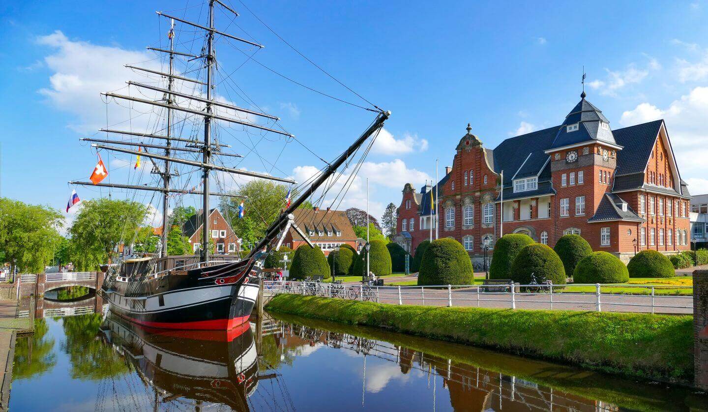 Museumsschiff und Rathaus in Papenburg