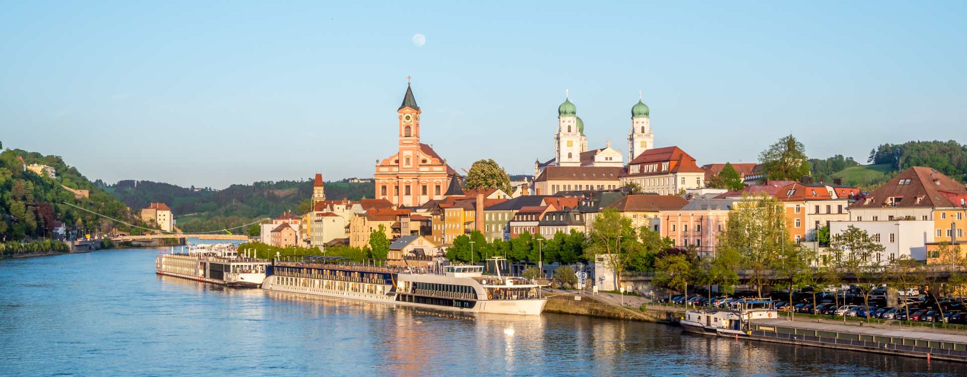 Stadtansicht von Passau mit der Donaupromenade