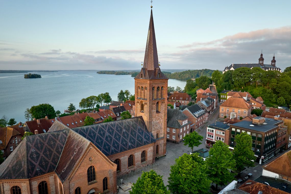 Kirche und Rathaus von Plön