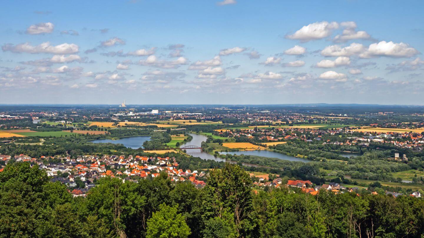 Blick vom Kaiser-Wilhelm-Denkmal auf die Stadt Porta Westfalica