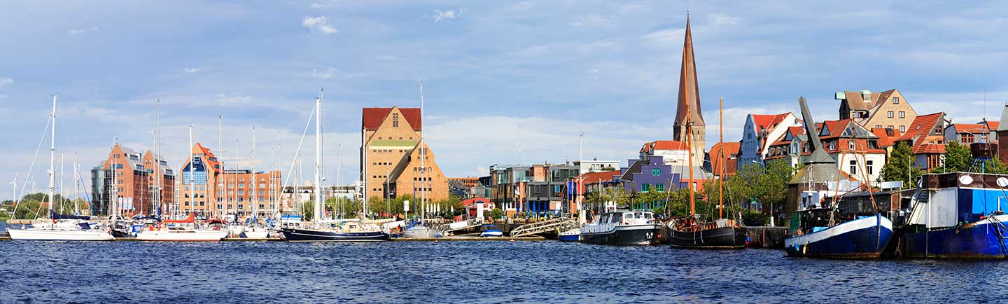 Blick auf die Uferpromenade in Rostock