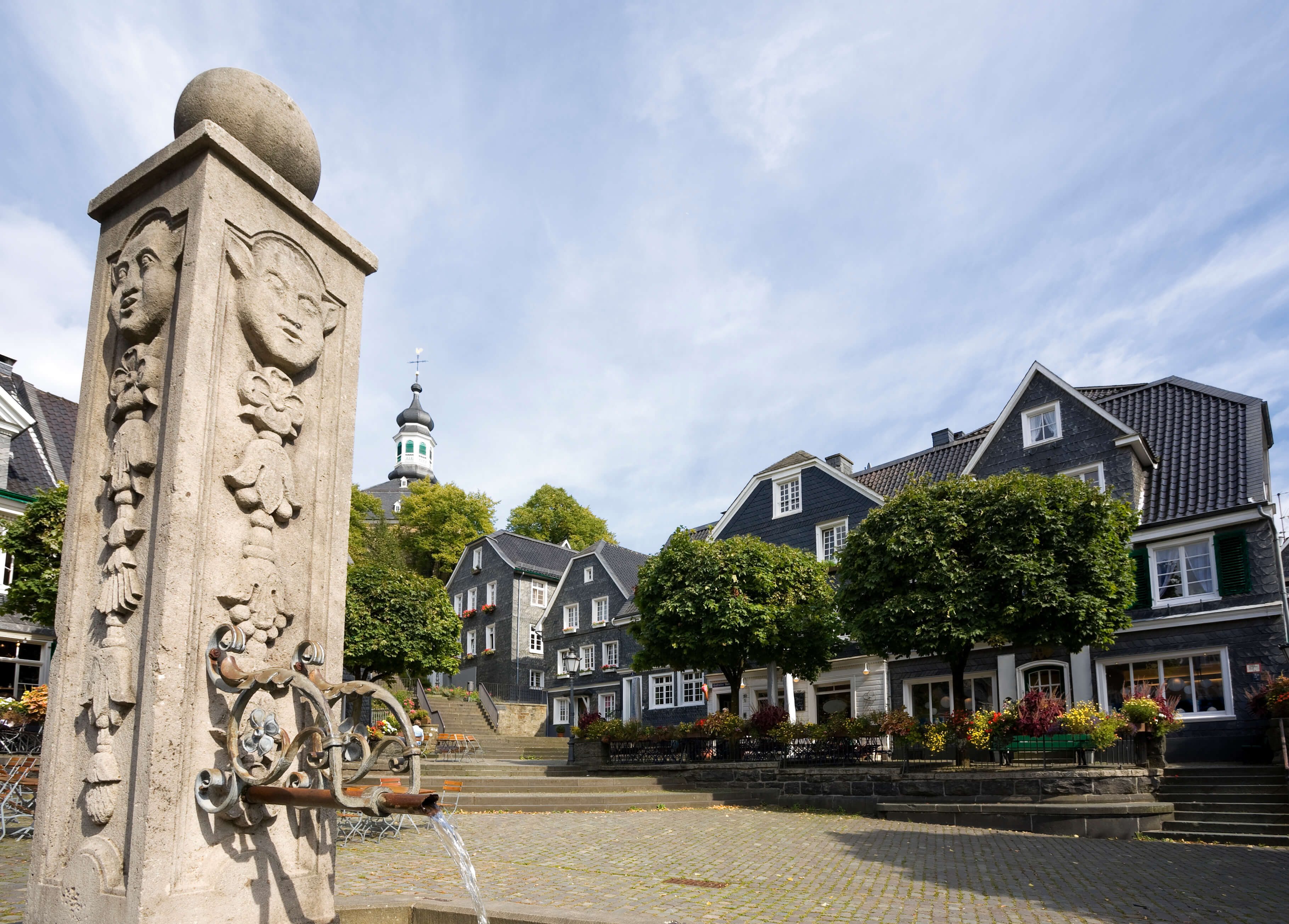 Platz mit schieferbedeckten Häusern in Solingen