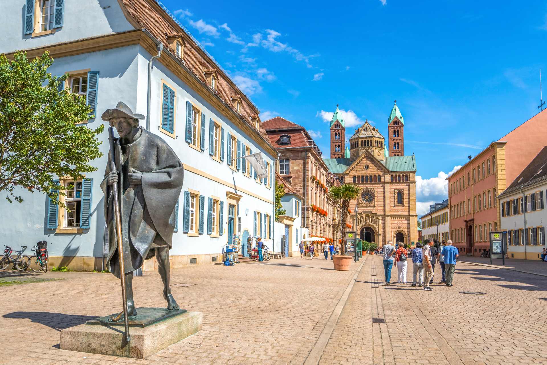 Pilgerfigur mit Dom von Speyer im Hintergrund