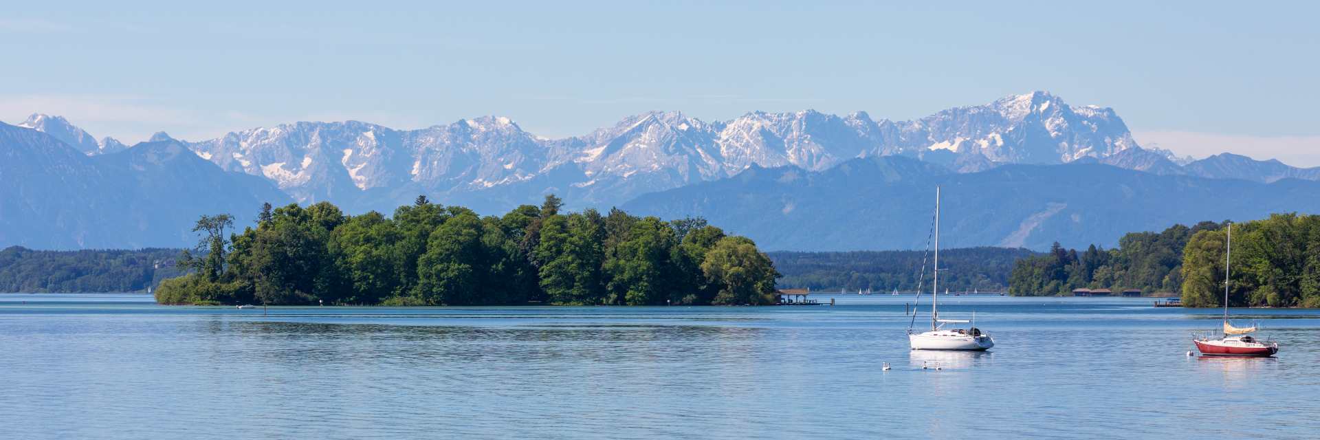 Starnberger See mit Roseninsel, Bergen und Segelschiffen