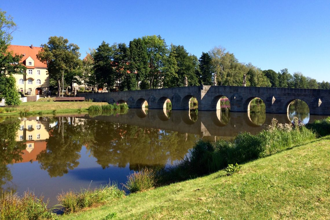 Blick auf eine Brücke in Tirschenreuth