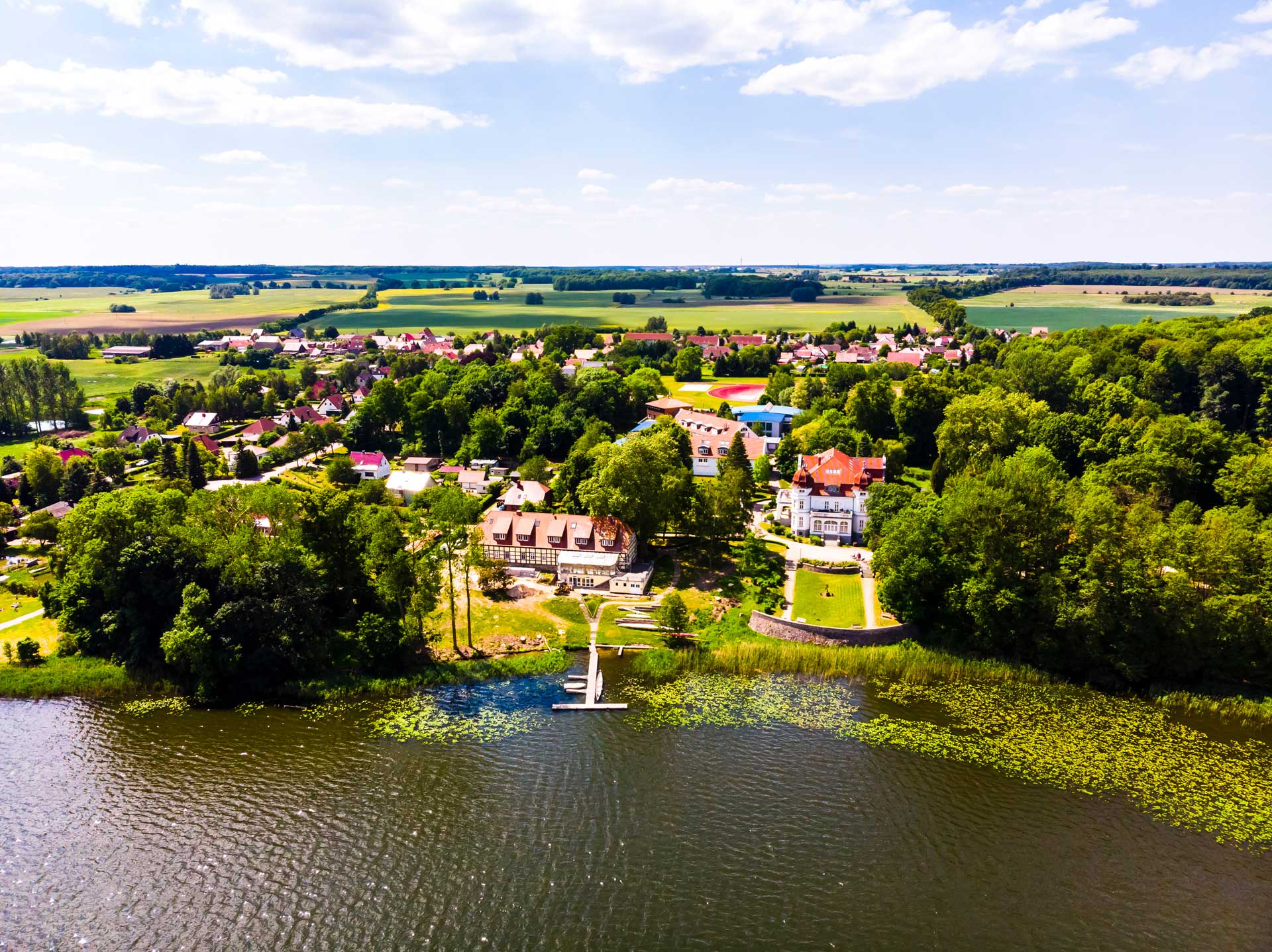 Blick auf Schloss Trogelow und Torgelower See